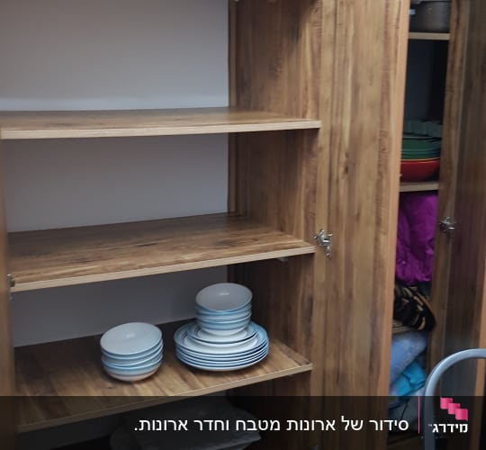 מדפים מעץ עם צלחות מסודרות בארון פתוח